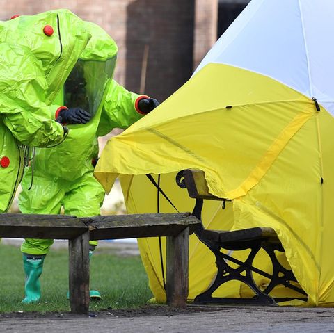 Experten untersuchen die Bank in Salisbury, auf der Ex-Doppelagent Sergej Skripal und seine Tochter Julia vergiftet lagen