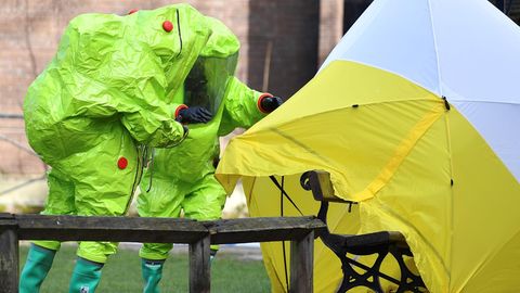 Experten untersuchen die Bank in Salisbury, auf der Ex-Doppelagent Sergej Skripal und seine Tochter Julia vergiftet lagen