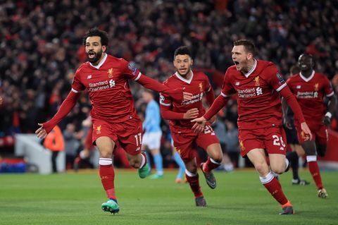 Spieler des FC Liverpool feiern enthusiastisch das 1:0 durch Mohamed Salah im Champions-League-Spiel gegen ManCity