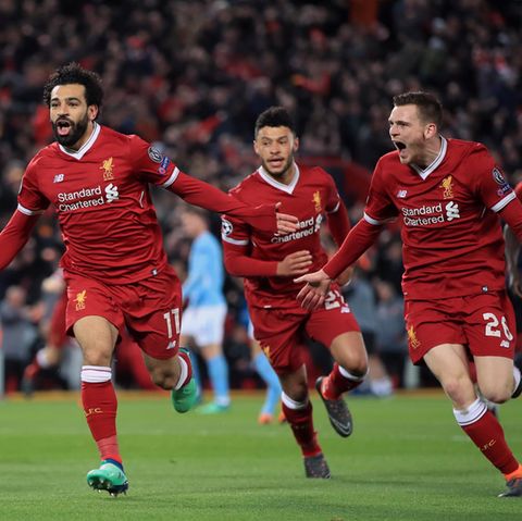 Spieler des FC Liverpool feiern enthusiastisch das 1:0 durch Mohamed Salah im Champions-League-Spiel gegen ManCity