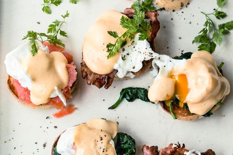 Pochierte Eier, mit Bacon, Spinat oder Räucherlachs unterfüttert und mit Hollandaise überzogen