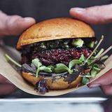 Das Burgerbrötchen kommt fast schon gewöhnlich daher. Es besteht aus Weißmehl.