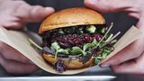Das Burgerbrötchen kommt fast schon gewöhnlich daher. Es besteht aus Weißmehl.