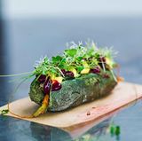 Der eigentliche Star aber ist das Brötchen selbst: Die intensive grüne Farbe kommt von Spirulina, einer Mikro-Alge, in der mehr Beta-Carotin als in Möhren steckt, mehr Chlorophyll als in Weizengras und 50 Mal mehr Eisen als in Spinat.