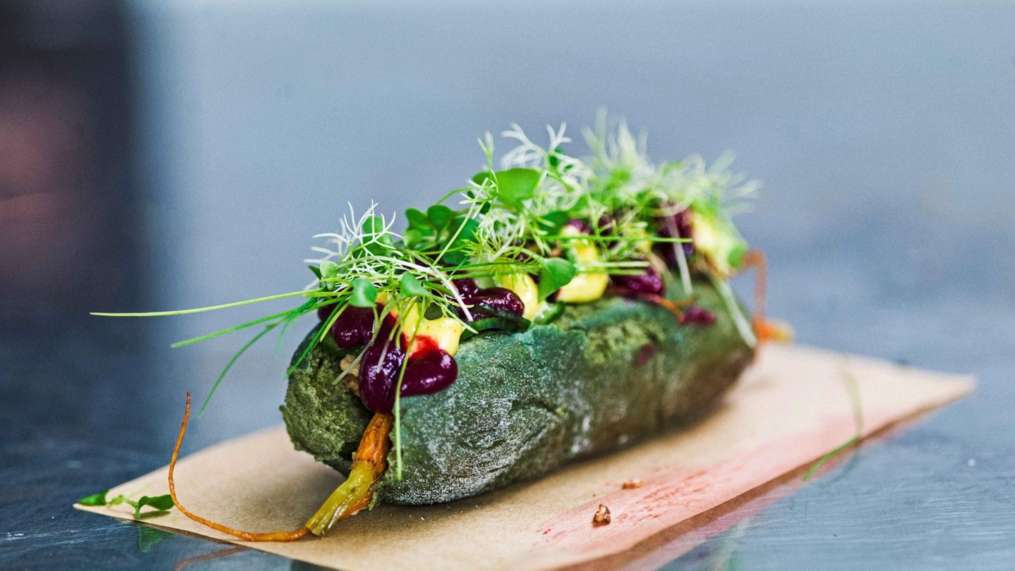 Der eigentliche Star aber ist das Brötchen selbst: Die intensive grüne Farbe kommt von Spirulina, einer Mikro-Alge, in der mehr Beta-Carotin als in Möhren steckt, mehr Chlorophyll als in Weizengras und 50 Mal mehr Eisen als in Spinat.