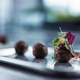 Die "Neatballs" gibt es in zwei Varianten: aus Mehlwürmern und aus Wurzelgemüse wie Karotten, Pastinaken und Beete.