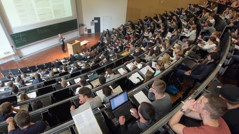 Vorlesungssaal einer Universität: Auch ohne Abitur ist der Weg nicht versperrt