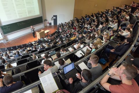 Vorlesungssaal einer Universität: Auch ohne Abitur ist der Weg nicht versperrt