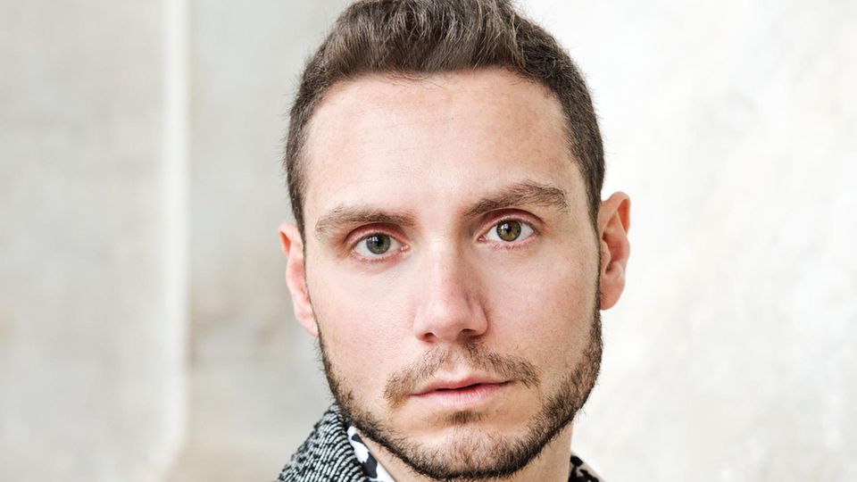 Francesco Mangiacapra: Anwalt oder anschaffen: Mangiacapra hat Jura studiert, stellte aber fest, dass er als Escort unvergleichlich mehr verdient als ein Anwaltsreferendar Anwalt oder anschaffen: Mangiacapra hat Jura studiert, stellte aber fest, dass er als Escort unvergleichlich mehr verdient als ein Anwaltsreferendar