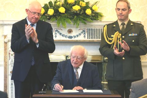 Irlands Präsident Michael D. Higgins unterzeichnet in Dublin die posthume Begnadigung von Myles Joyce