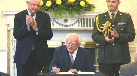 Irlands Präsident Michael D. Higgins unterzeichnet in Dublin die posthume Begnadigung von Myles Joyce