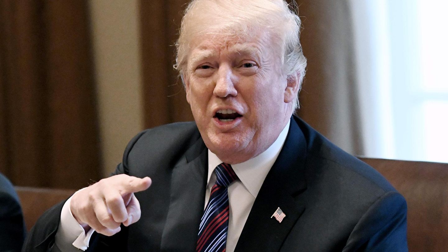 Donald Trump erreicht nur eine geringe Glaubwürdigkeit, aber während seiner Präsidentschaft geht das Vertrauen in die Presse massiv zurück.
