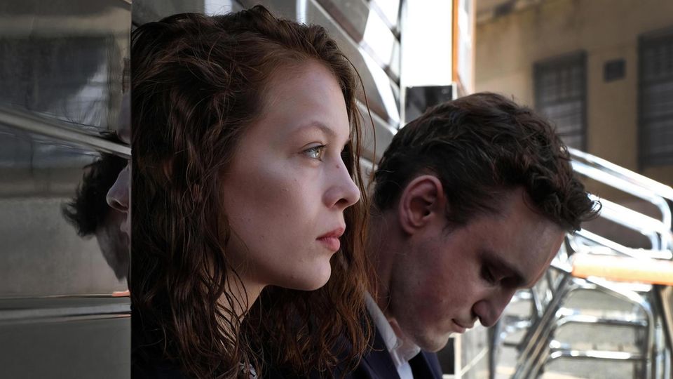"Bad Banks"-Darstellerin: Im Film "Transit" verlegt der Regisseur Christian Petzold die Handlung eines Romans von Anna Seghers in die Gegenwart. An der Seite von Beer spielt Franz Rogowski. Kinostart: 5. April 2018 Im Film "Transit" verlegt der Regisseur Christian Petzold die Handlung eines Romans von Anna Seghers in die Gegenwart. An der Seite von Beer spielt Franz Rogowski. Kinostart: 5. April 2018