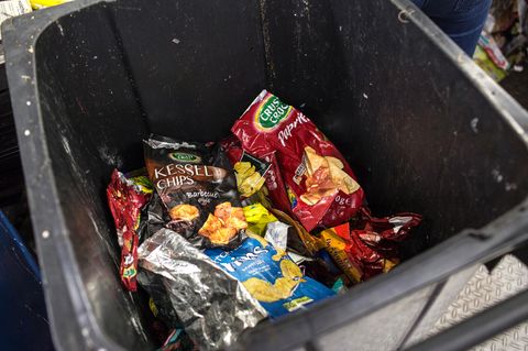 Eine Mülltonne mit Verpackungsmüll