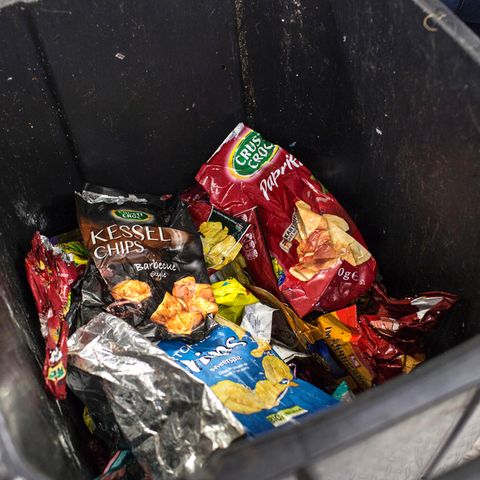 Eine Mülltonne mit Verpackungsmüll