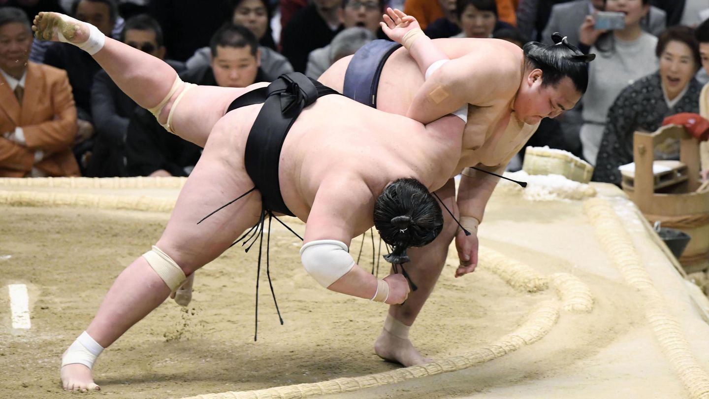 Frauen haben im Sumo-Ring traditionell nichts verloren, finden Sumo-Ringer und -Fans (Symbolbild)