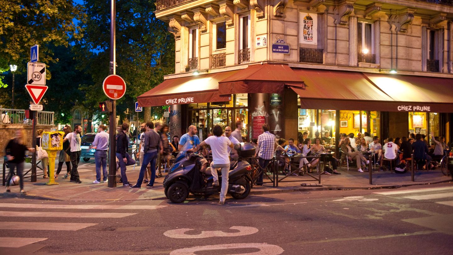 Am Canal Saint-Martin kann man schicken Parisern zugucken – zum Beispiel im "Chez Prune"