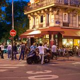 Am Canal Saint-Martin kann man schicken Parisern zugucken – zum Beispiel im "Chez Prune"