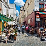 Die Rue Saint-Rustique führt den Hügel von Montmartre zur Basilika Sacré-Cœur hinauf