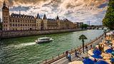 An die Ufer der Seine ist das Leben zurückgekehrt. Vom Stadtstrand aus, dem "Paris Plage", blickt man auf die Île de la Cité, den ältesten Teil der Metropole. Dort liegt die berühmte Conciergerie. Während der Französischen Revolution diente sie als Gefängnis: Auch Marie Antoinette saß dort in Haft