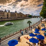 An die Ufer der Seine ist das Leben zurückgekehrt. Vom Stadtstrand aus, dem "Paris Plage", blickt man auf die Île de la Cité, den ältesten Teil der Metropole. Dort liegt die berühmte Conciergerie. Während der Französischen Revolution diente sie als Gefängnis: Auch Marie Antoinette saß dort in Haft