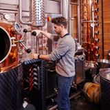 Nicolas Julhès kreiert in seiner "Distillerie de Paris" Obstbrände, Gin und Wodka nach immer neuen Rezepturen