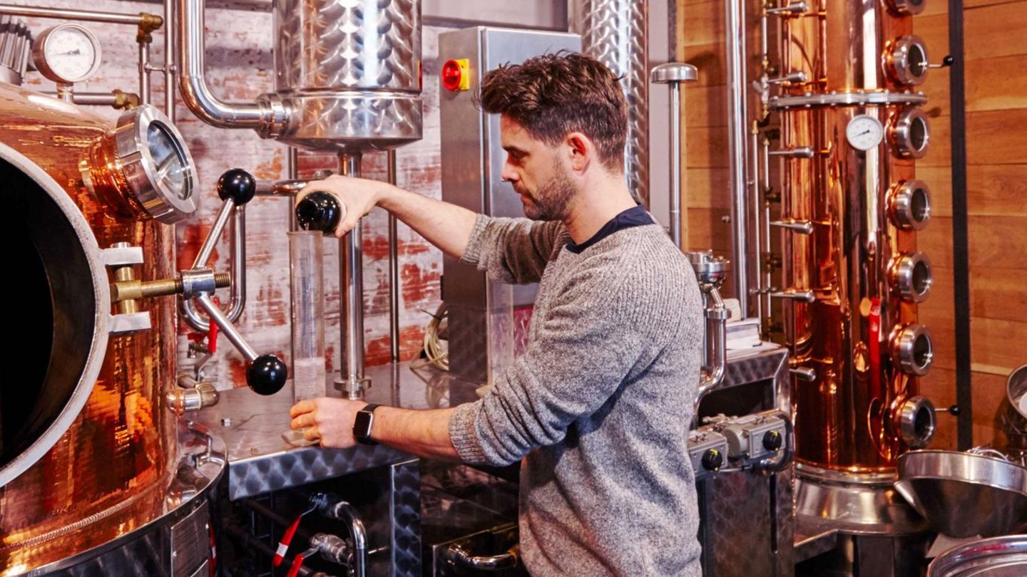 Nicolas Julhès kreiert in seiner "Distillerie de Paris" Obstbrände, Gin und Wodka nach immer neuen Rezepturen