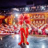 Im legendären Varieté-Theater Moulin Rouge wurde der berühmte French Cancan erfunden. Tänzerin Mathilde gehört seit sieben Jahren zum Ensemble