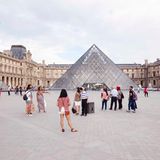 Der Louvre gehört zu den populärsten Museen der Welt. Seit 1989 ziert die Glaspyramide den neuen Haupteingang