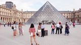 Der Louvre gehört zu den populärsten Museen der Welt. Seit 1989 ziert die Glaspyramide den neuen Haupteingang
