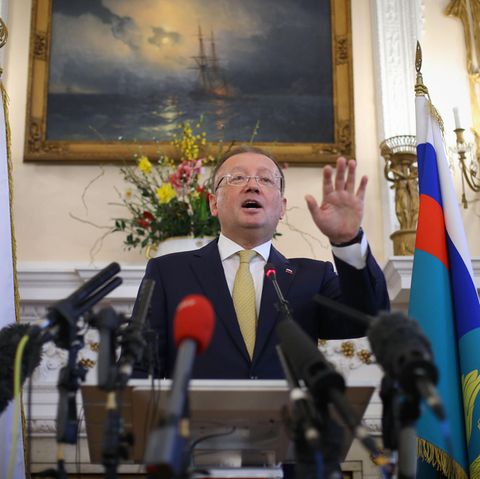 Russlands Botschafter Alexander Jakowenko getikuliert während seiner Pk zum Fall Sergej Skripal in London