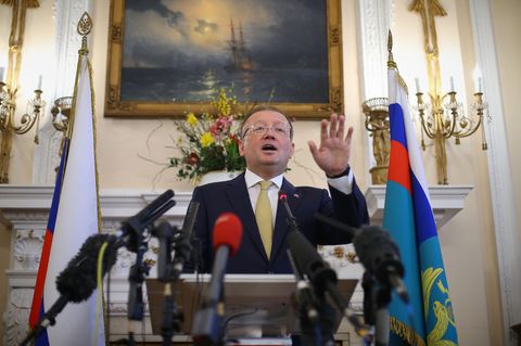 Russlands Botschafter Alexander Jakowenko getikuliert während seiner Pk zum Fall Sergej Skripal in London