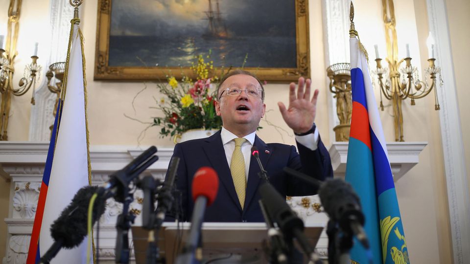 Russlands Botschafter Alexander Jakowenko gibt Pk zum Fall Sergej Skripal in London Russlands Botschafter Alexander Jakowenko getikuliert während seiner Pk zum Fall Sergej Skripal in London