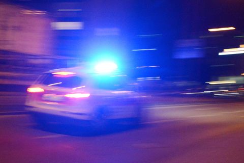 Notarzt-Fahrzeug auf einer Straße mit Blaulicht