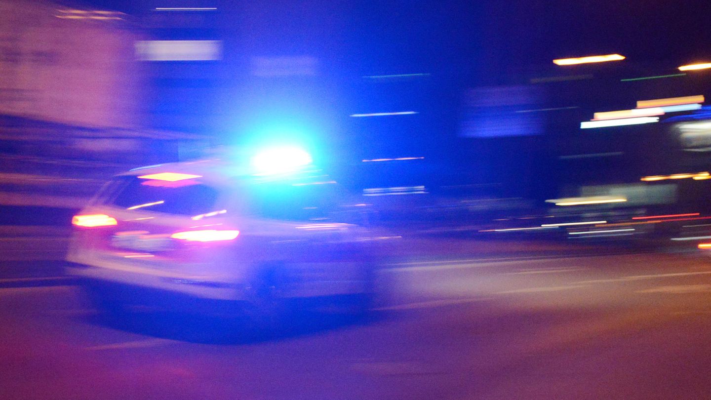 Notarzt-Fahrzeug auf einer Straße mit Blaulicht