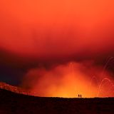 Der Vulkan Yasur auf der Insel Tanna ist ein Stratovulkan mit 361 Metern Höhe und seit mindestens 800 Jahren ständig aktiv.