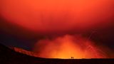 Der Vulkan Yasur auf der Insel Tanna ist ein Stratovulkan mit 361 Metern Höhe und seit mindestens 800 Jahren ständig aktiv.