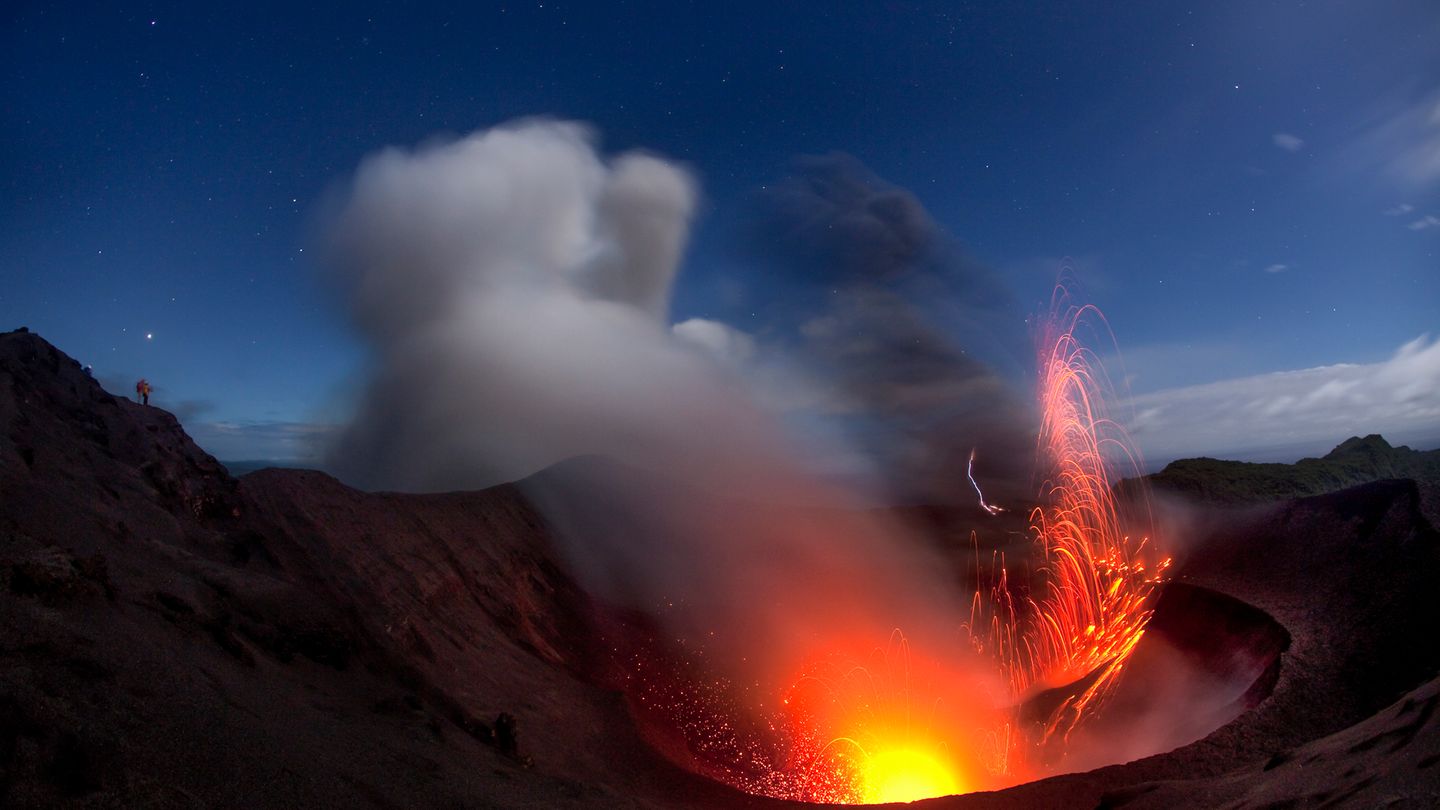 Den Yasur Vulkan nennet man auch den "Leuchtturm der Südsee". Er war der Grund, warum Captain Cook 1774 die Insel Tanna in Vanuatu fand. Den Vulkan besteigen durfte er allerdings nicht - denn laut den Einheimischen ist der Vulkan Sitz der verstorbenen Seelen und somit heilig.