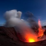 Den Yasur Vulkan nennet man auch den "Leuchtturm der Südsee". Er war der Grund, warum Captain Cook 1774 die Insel Tanna in Vanuatu fand. Den Vulkan besteigen durfte er allerdings nicht - denn laut den Einheimischen ist der Vulkan Sitz der verstorbenen Seelen und somit heilig.
