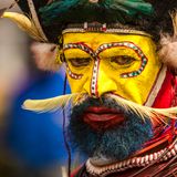 Ein Stammeskrieger beim SingSing in Goroka in Papua Neuguinea. Diese Tanzfeste wurden von den Missionaren zur Völkerverständigung eingeführt, da sich die Menschen vor allem im Hochland früher unerbittlich bekriegten.