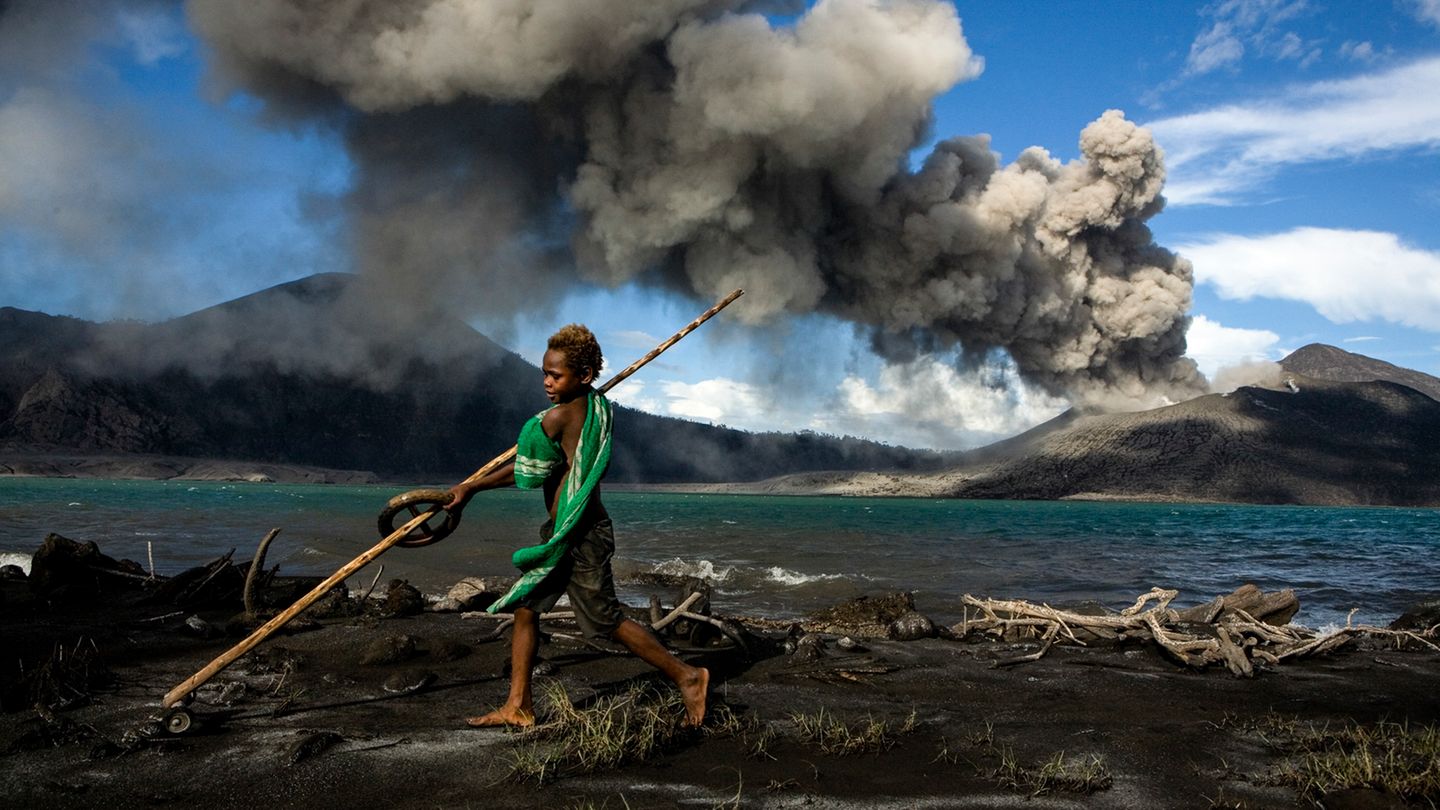 Die Kinder in Matupit in Ostneu-Britannien in Papua Neuguinea kennen nichts anderes als ein Leben mit dem Vulkan. Der Tavurvur ist seit 1994 konstant aktiv und verwandelt Teile des ehemaligne Südseeparadies in Schutt in Asche.