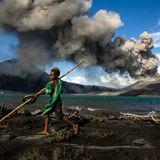 Die Kinder in Matupit in Ostneu-Britannien in Papua Neuguinea kennen nichts anderes als ein Leben mit dem Vulkan. Der Tavurvur ist seit 1994 konstant aktiv und verwandelt Teile des ehemaligne Südseeparadies in Schutt in Asche.