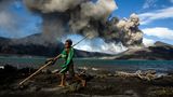 Die Kinder in Matupit in Ostneu-Britannien in Papua Neuguinea kennen nichts anderes als ein Leben mit dem Vulkan. Der Tavurvur ist seit 1994 konstant aktiv und verwandelt Teile des ehemaligne Südseeparadies in Schutt in Asche.