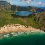 Die Bucht Ha'atuatua auf der Insel Nuku Niva auf den Marquesas ist nur zu Fuß zugänglich und wird von vulkanischen Felsformationen gesäumt.