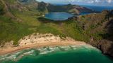 Die Bucht Ha'atuatua auf der Insel Nuku Niva auf den Marquesas ist nur zu Fuß zugänglich und wird von vulkanischen Felsformationen gesäumt.