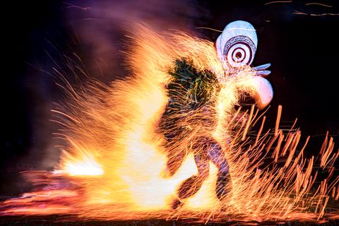 Beim Feuertanz springen die Tänzer vom Volk der Bainings mit nackten Füßen durch das Feuer. Nur initiierte Tänzer dürfen die Masken tragen, die traditionell nach jedem Tanz zerstört werden.