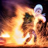 Beim Feuertanz springen die Tänzer vom Volk der Bainings mit nackten Füßen durch das Feuer. Nur initiierte Tänzer dürfen die Masken tragen, die traditionell nach jedem Tanz zerstört werden.