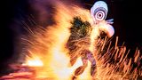 Beim Feuertanz springen die Tänzer vom Volk der Bainings mit nackten Füßen durch das Feuer. Nur initiierte Tänzer dürfen die Masken tragen, die traditionell nach jedem Tanz zerstört werden.