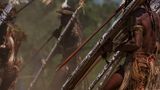 Ein Schildertanz beim SingSing in Kokopo: Die Tanzfeste sollen das Land befrieden, denn früher gab es häufig Stammeskriege aufgrund der schwierigen Verständigung. In Papua Neuguinea werden über 800 verschiedene Sprachen von ebenso vielen Völkern gesprochen.