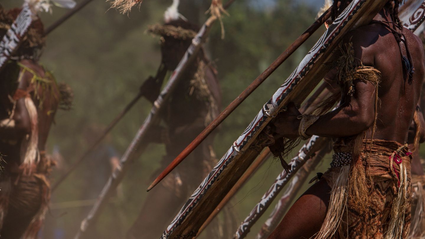Ein Schildertanz beim SingSing in Kokopo: Die Tanzfeste sollen das Land befrieden, denn früher gab es häufig Stammeskriege aufgrund der schwierigen Verständigung. In Papua Neuguinea werden über 800 verschiedene Sprachen von ebenso vielen Völkern gesprochen.